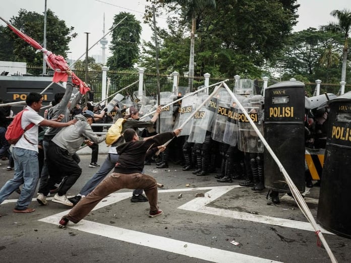 Endonezya'nın başkenti Cakarta’da binlerce kişi “lüks” milletvekili ödeneklerini protesto etti