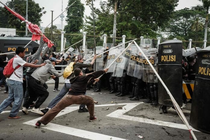 Endonezya'nın başkenti Cakarta’da binlerce kişi “lüks” milletvekili ödeneklerini protesto etti