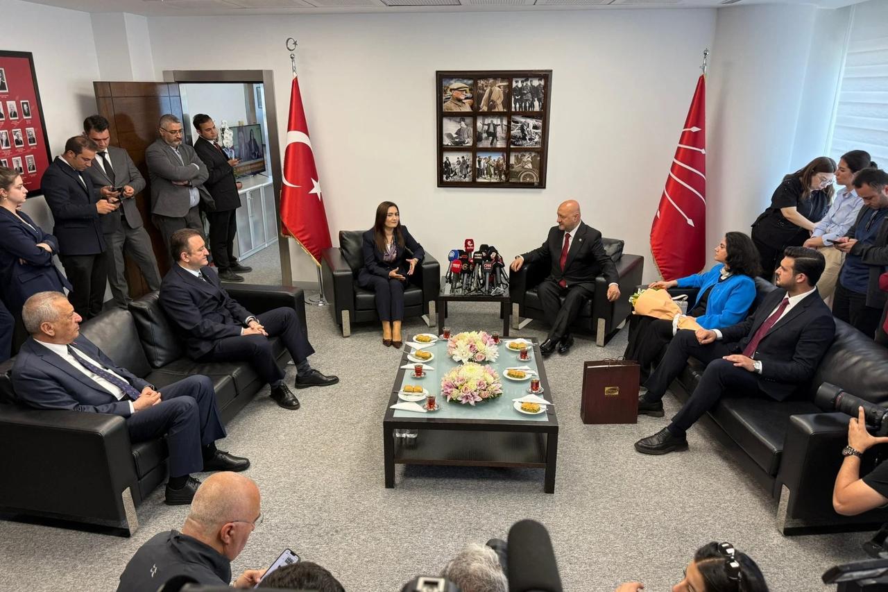 Üç bayram sonra ilk kez! AK Parti ve CHP Genel Merkezde bayr