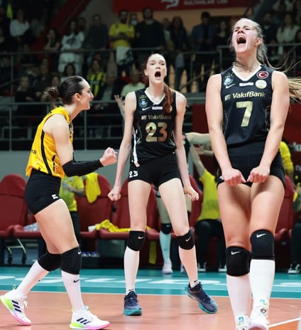 VakıfBank son seti alarak şampiyonluğa ulaştı