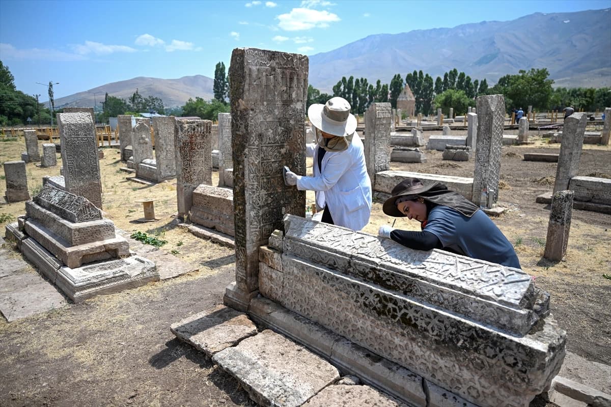 Tarihi Selçuklu Mezarlığı'nda yeni bir ustanın imzasına ulaşıldı