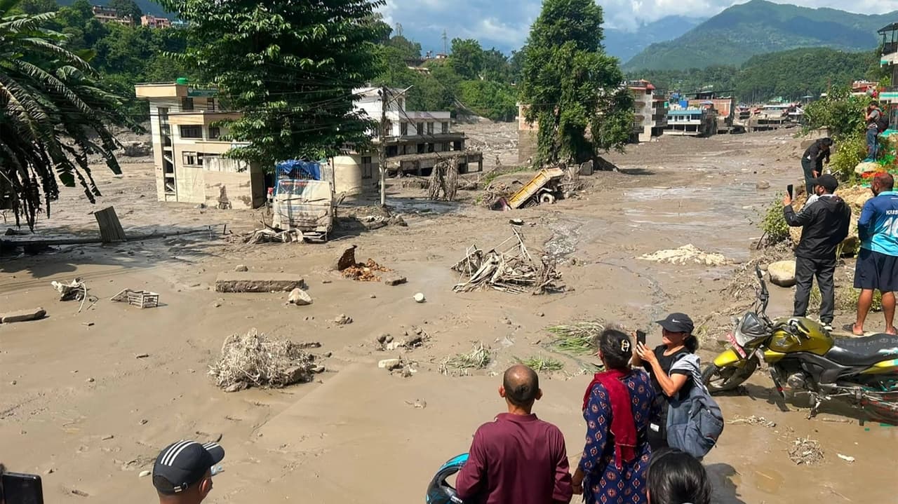 Nepal'de sel ve heyelan felaket getirdi: En az 22 ölü