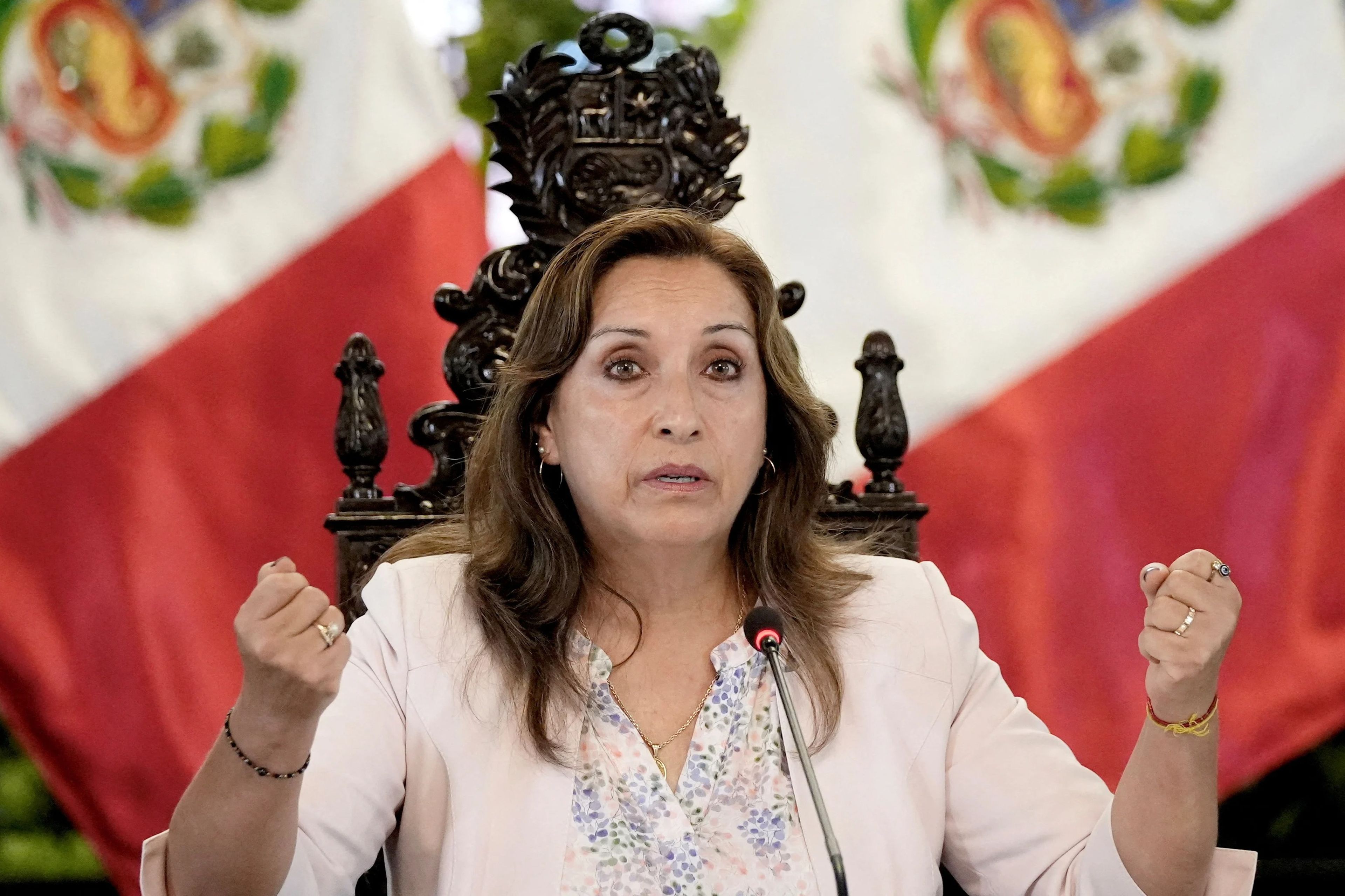 Peru Devlet Başkanı ahlaksız olduğu gerekçesiyle görevden alındı