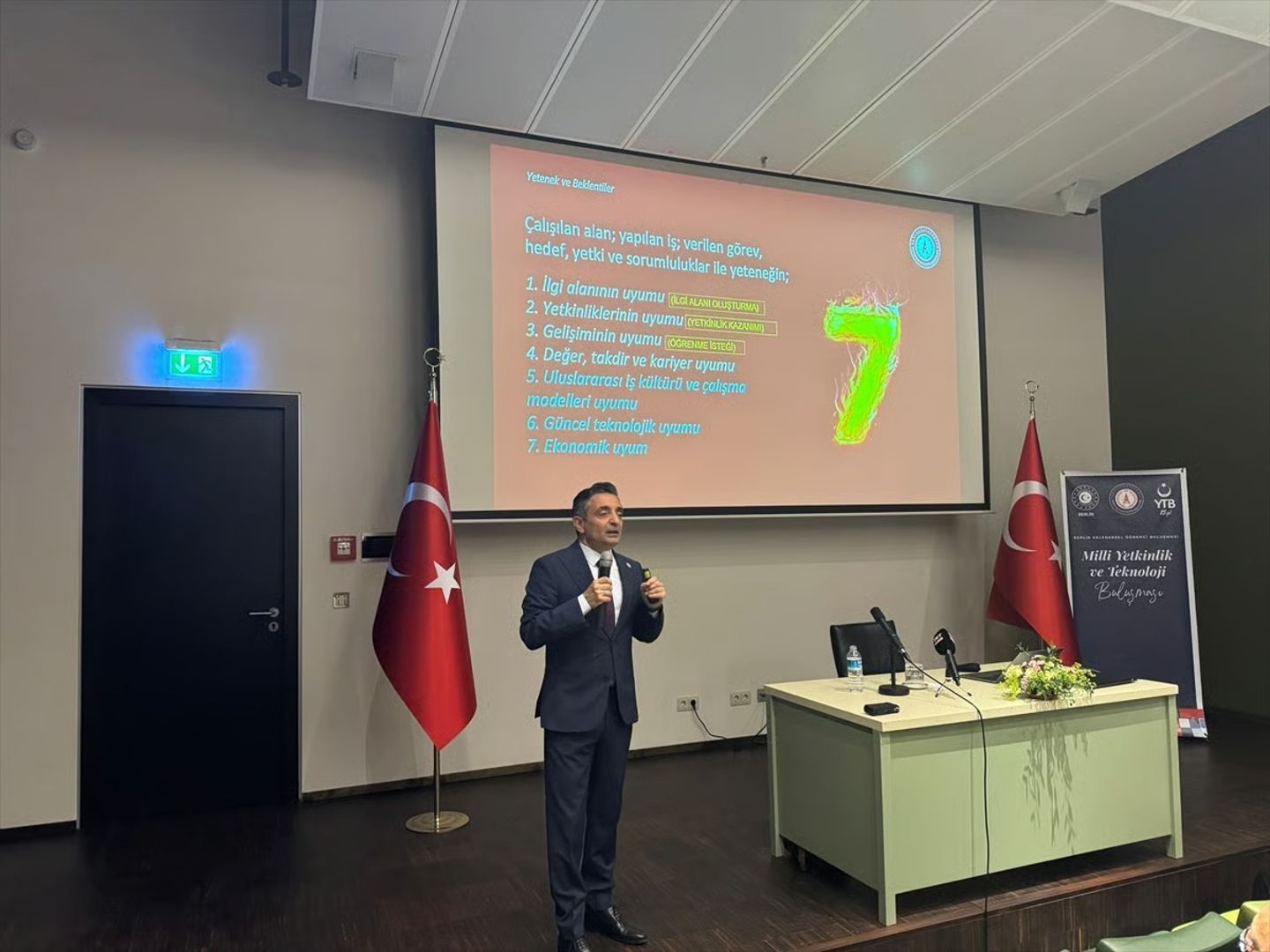 Türk savunma sanayi firmaları Berlin'de öğrencilerle buluştu