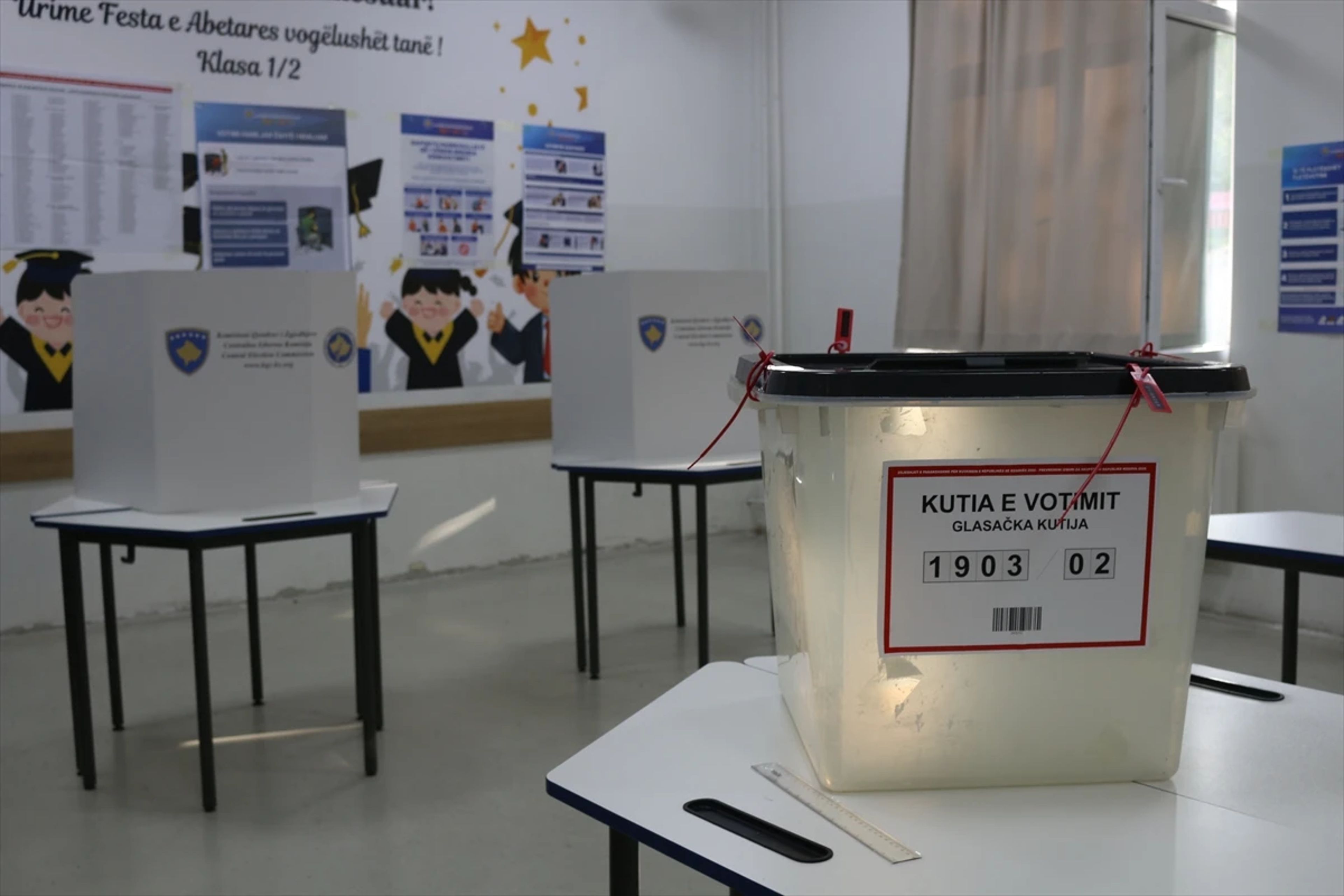 Kosova'da düzenlenen seçimlerde oy kullanma işlemi başladı - 2. fotoğraf