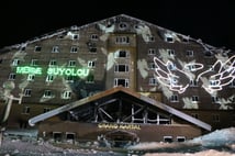 Grand Kartal Otel yangınında hayatını kaybedenler dondurucu soğukta anıldı