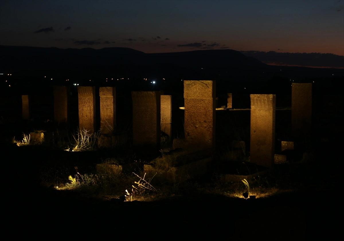 Selçuklu Meydan Mezarlığı gece görüntülendi