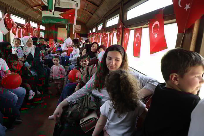 Tarihi raylarda bayraklı tur