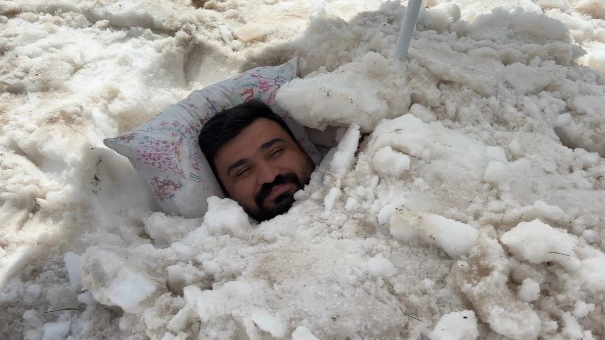 Sıcaktan bunalınca serinlemek için kara gömüldü
