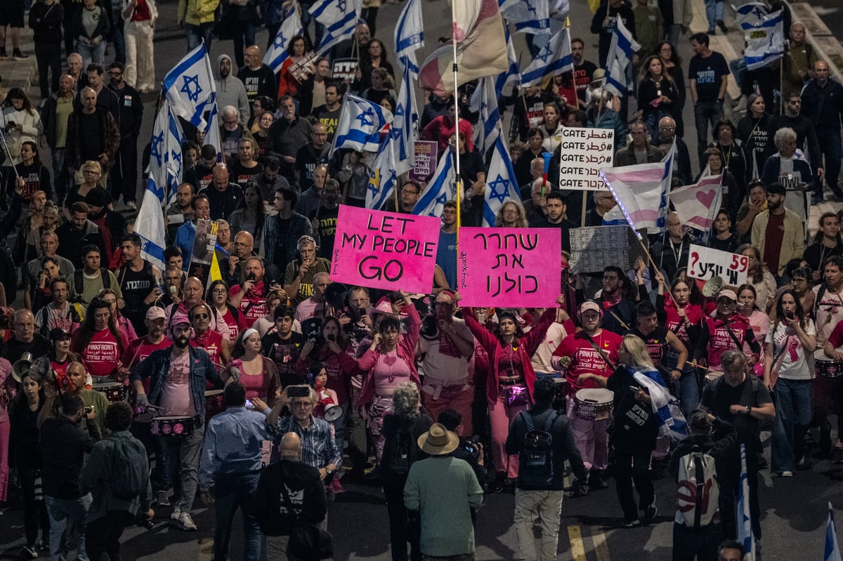 Binlerce İsrailli, Gazze'de esir takası talebiyle gösteri düzenledi. (AA)