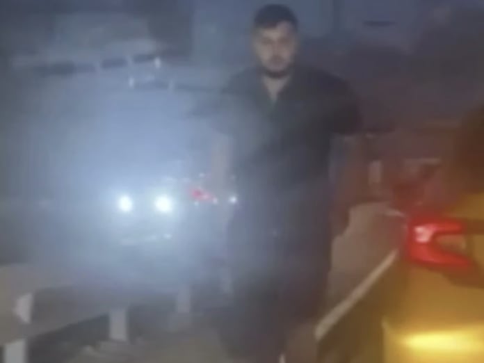 Taksi şoförü trafikte aracın önünü kesip sürücüye saldırdı