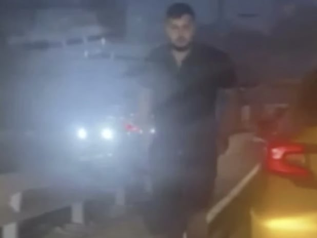 Taksi şoförü trafikte aracın önünü kesip sürücüye saldırdı