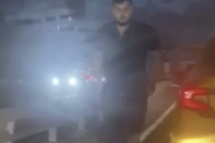 Taksi şoförü trafikte aracın önünü kesip sürücüye saldırdı