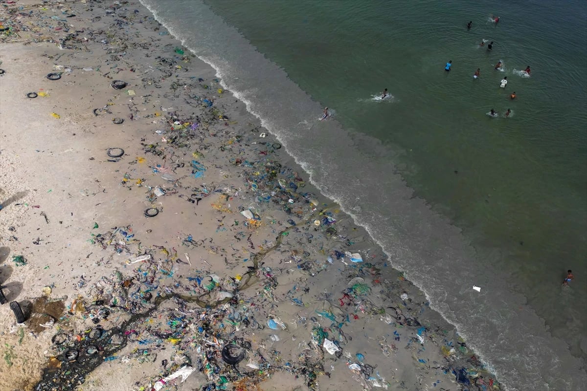 Batı Afrika'nın simge körfezlerinden biri plastik kirliliğiyle mücadele ediyor