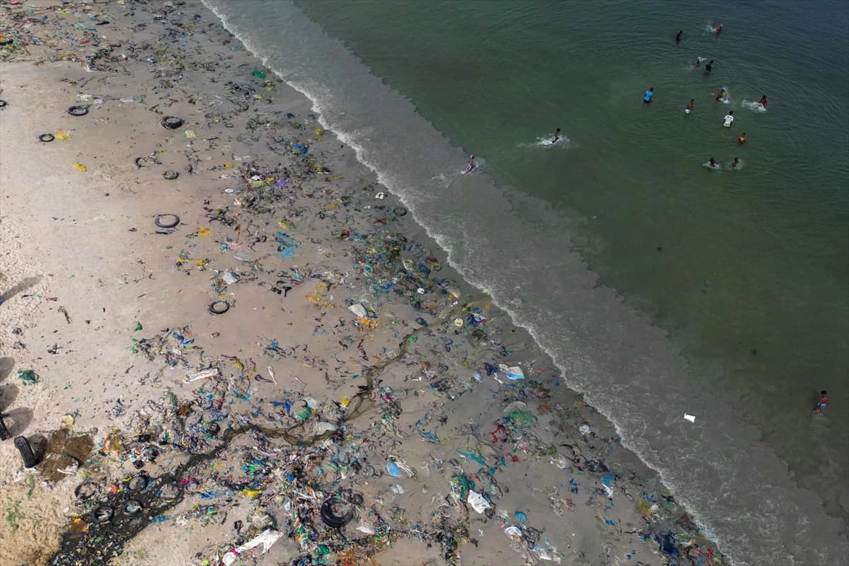Batı Afrika'nın simge körfezlerinden biri plastik kirliliğiyle mücadele ediyor