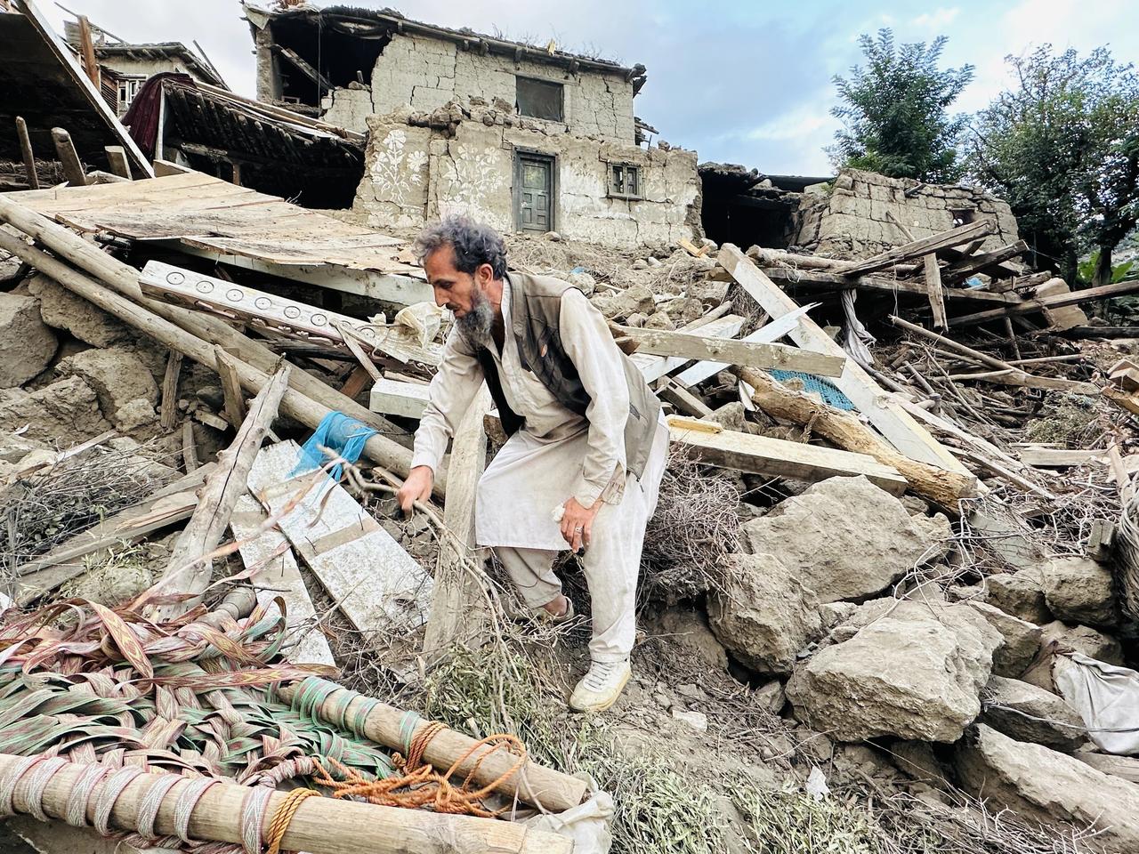 Afganistan'da depremde ölenlerin sayısı artıyor