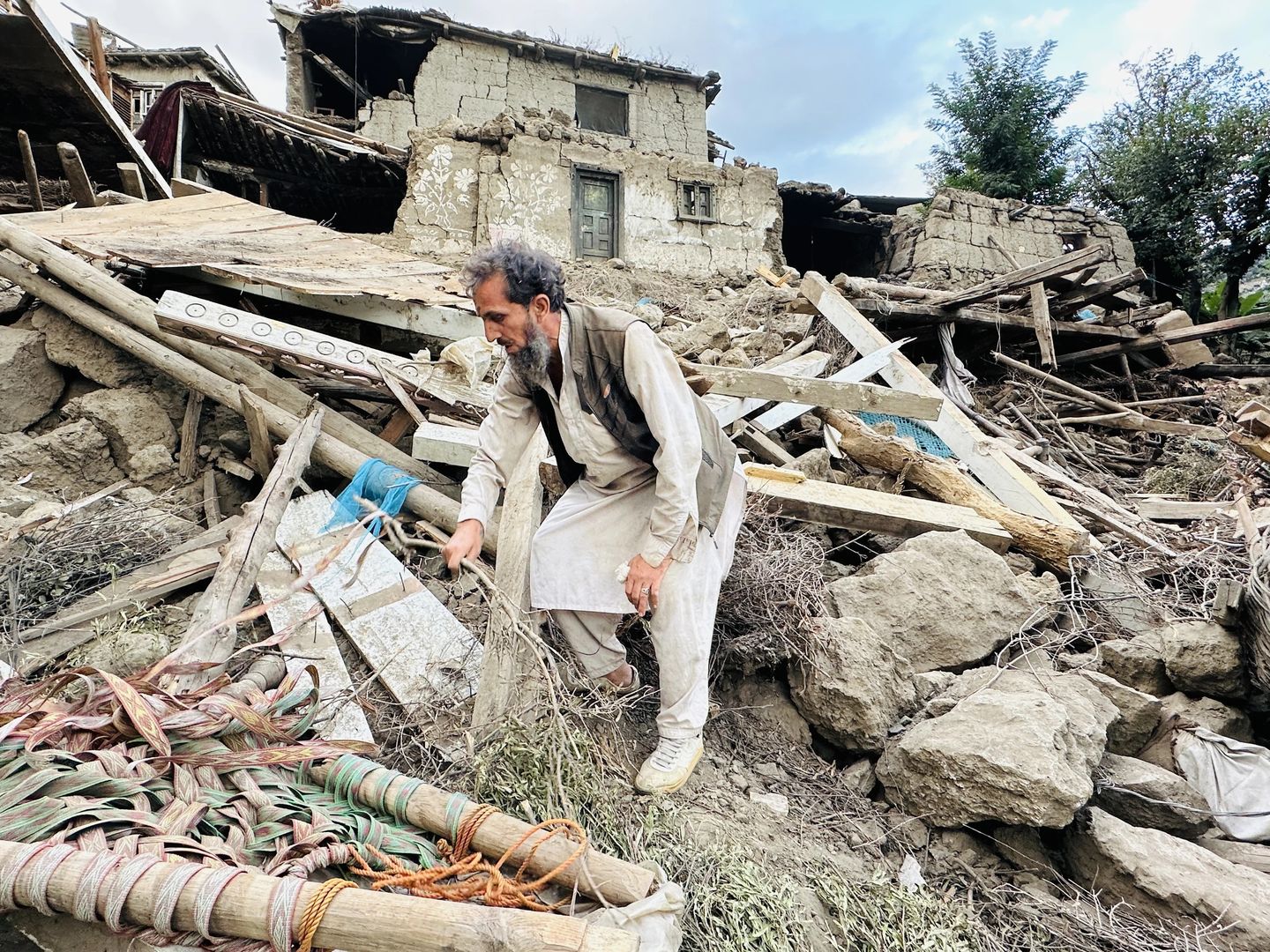 Afganistan'da depremlerde ölenlerin sayısı 2 bin 205'e yükseldi
