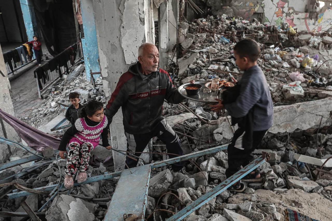 Abluka altındaki Gazze’de okul enkazının içinde iftar 
