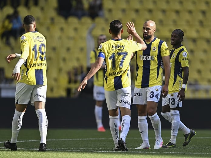 Fenerbahçe sezonu galibiyetle kapattı: Kadıköy'de hem gol hem de istifa sesleri yükseldi