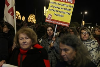 Atina'da binlerce kişinin bütçe protestosu