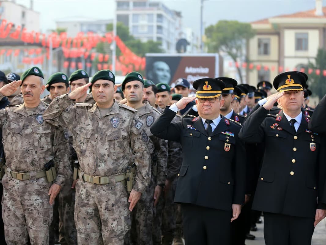 Türkiye Atatürk'ü andı