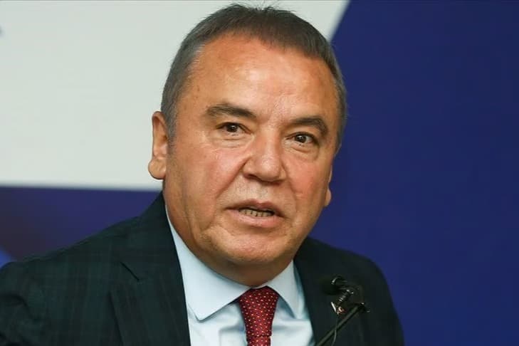 Antalya Büyükşehir'de rüşvet operasyonu! Muhittin Böcek'in danışmanı gözaltına alındı