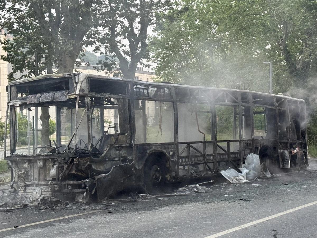 Beykoz'da seyir halindeki İETT otobüsü alev alev yandı