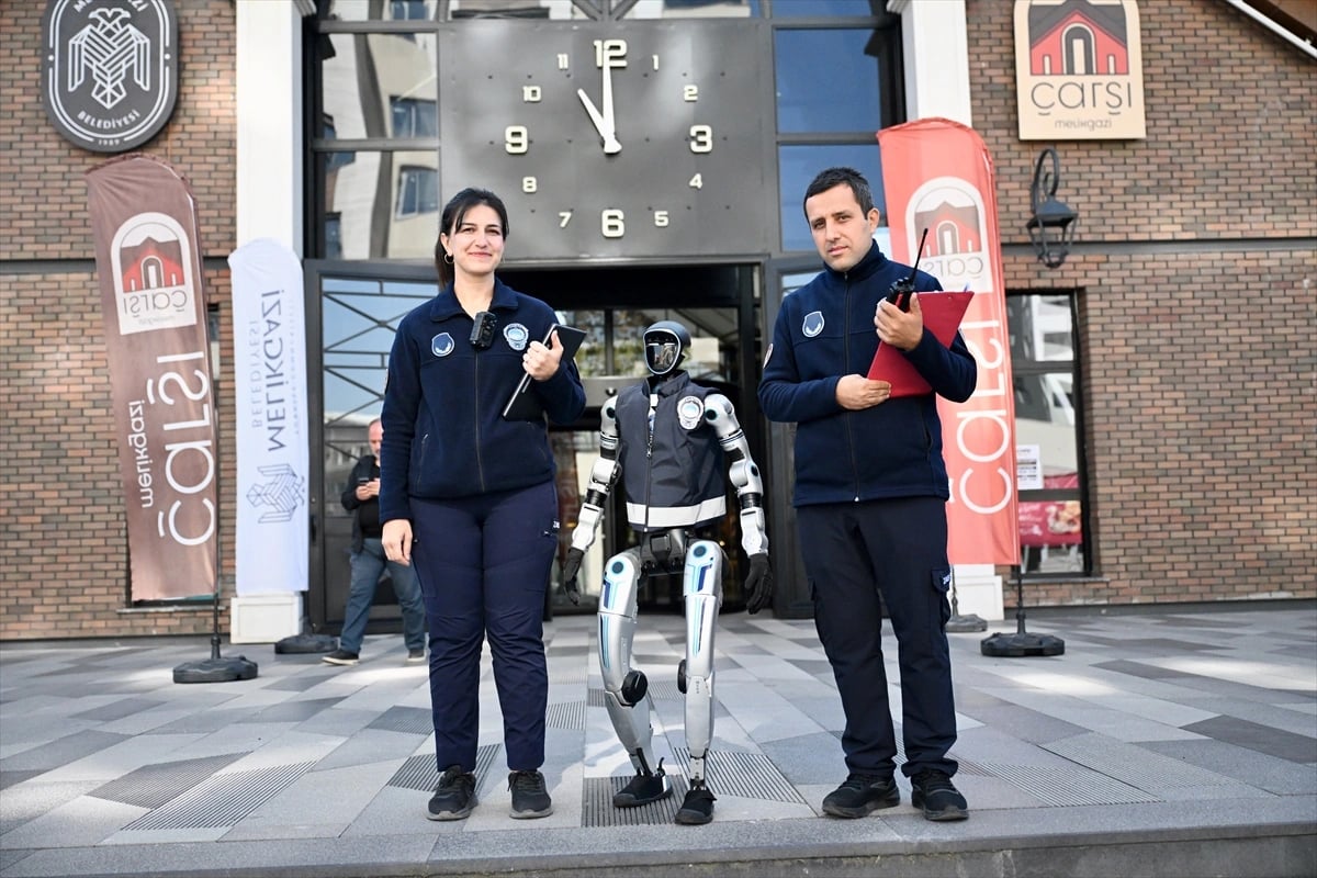 İnsansı robot MEGA, zabıta ekipleriyle denetimde