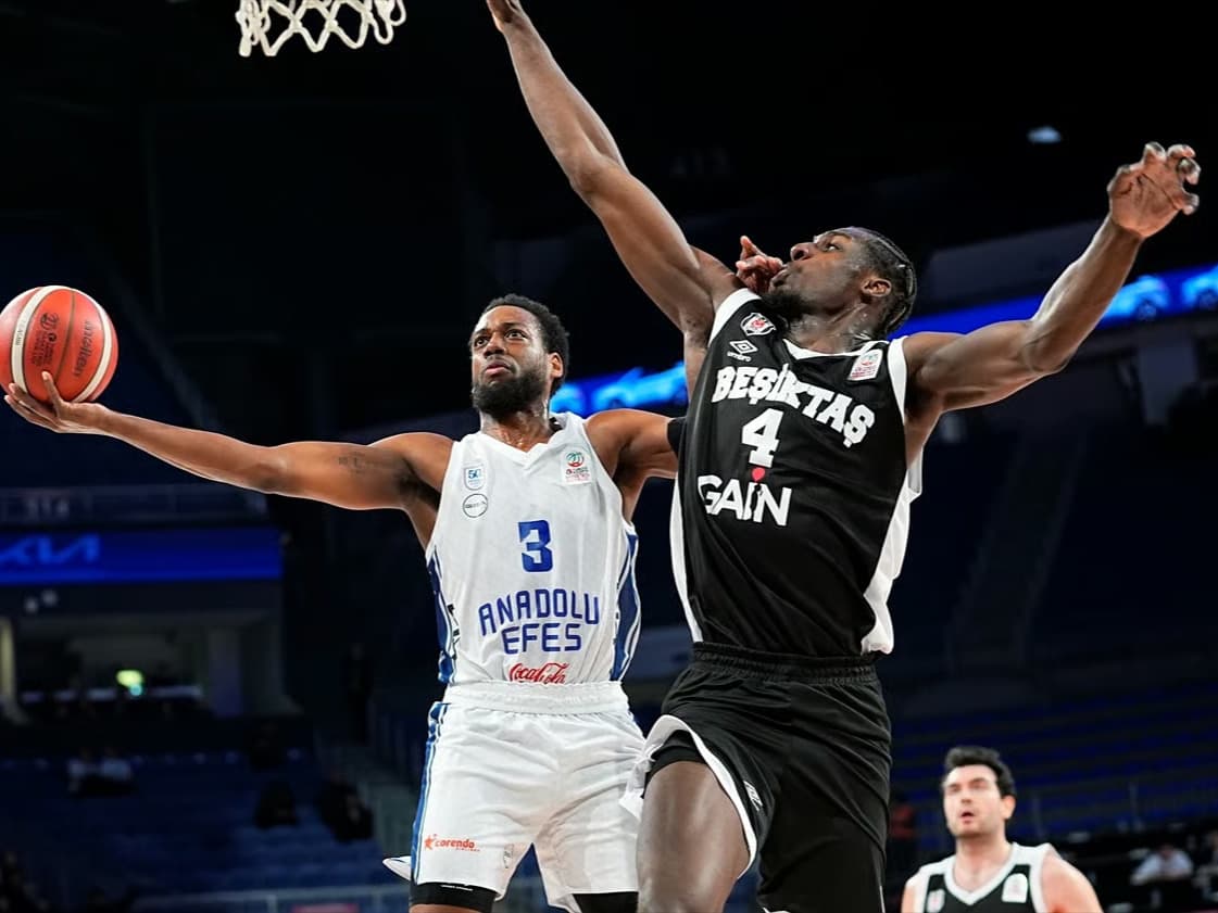 Anadolu Efes geriden gelerek kazandı
