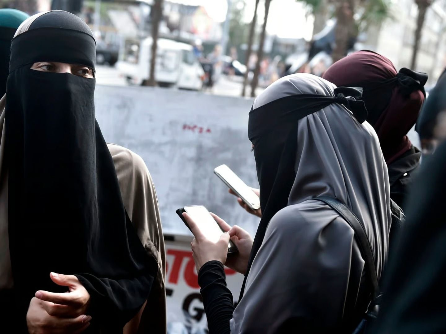 İspanya'da Kongre aşırı sağcı Vox'un burka ve peçe yasağı teklifini reddetti