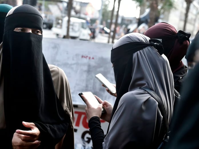 İspanya'da Kongre aşırı sağcı Vox'un burka ve peçe yasağı teklifini reddetti