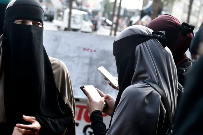 İspanya'da Kongre aşırı sağcı Vox'un burka ve peçe yasağı teklifini reddetti
