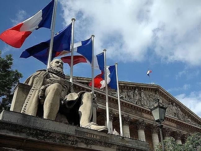 Fransa’da siyasi kriz borç riskini büyütüyor