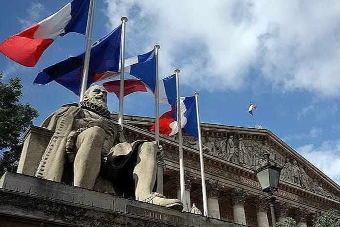 Fransa’da siyasi kriz borç riskini büyütüyor