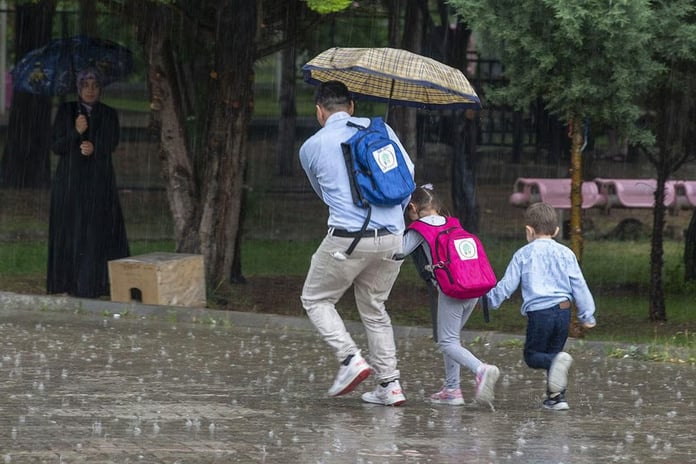 İstanbul’da sağanak alarmı: Okullar tatil edildi 