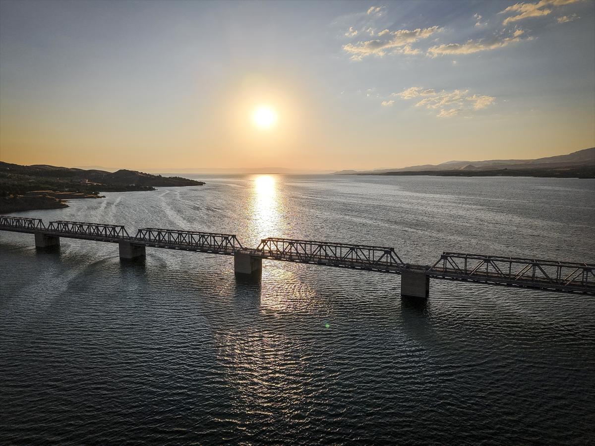 Türkiye'nin en uzun demir yolu köprüsü: Fırat Demir Yolu Köprüsü 40 yaşında