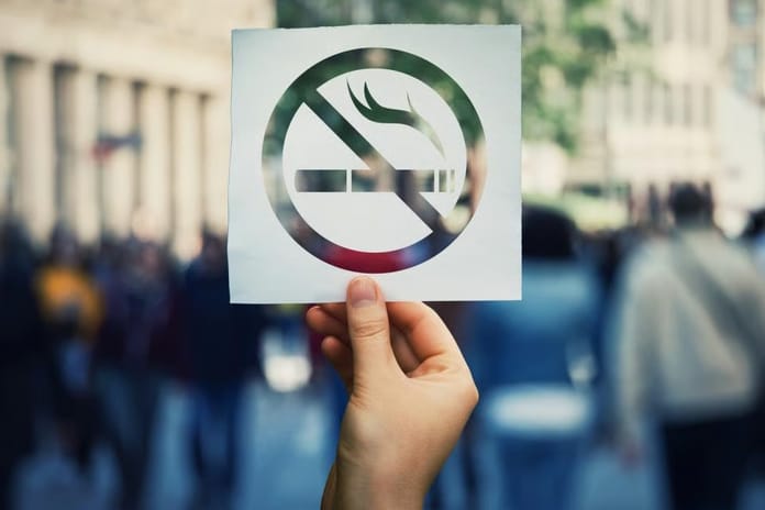 Fransa'da açık alanlarda sigara içilmesi yasaklanıyor