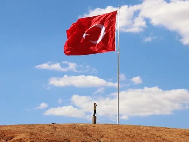 Türk bayrağına saldırıya 5 gözaltı