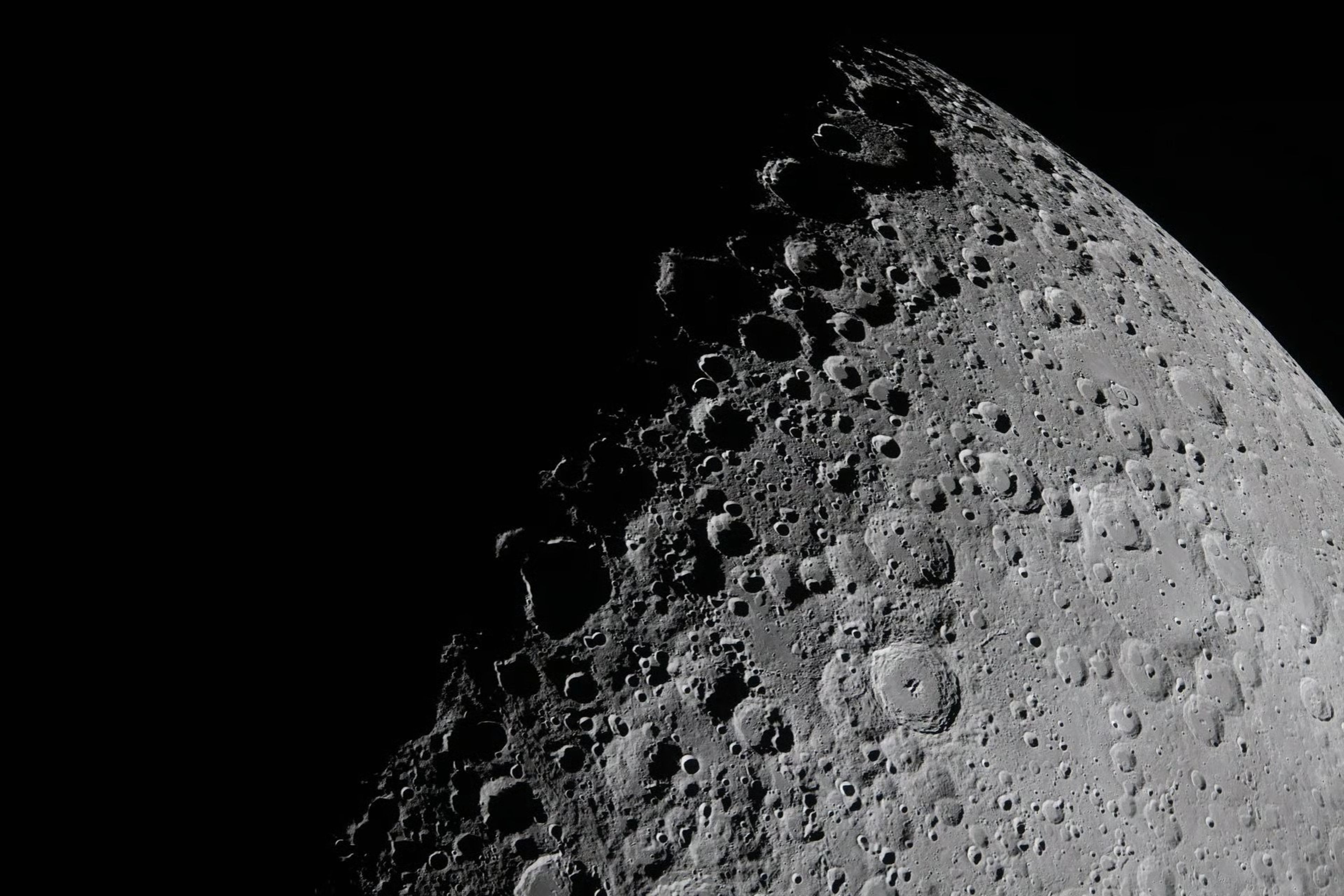 NASA'dan Ay'ın karanlık kraterlerine özel lazer navigasyon projesi