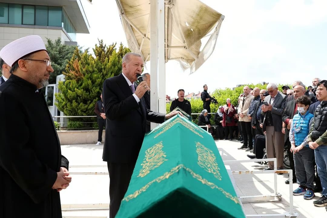Cumhurbaşkanı Erdoğan öğretmeninin cenazesinde