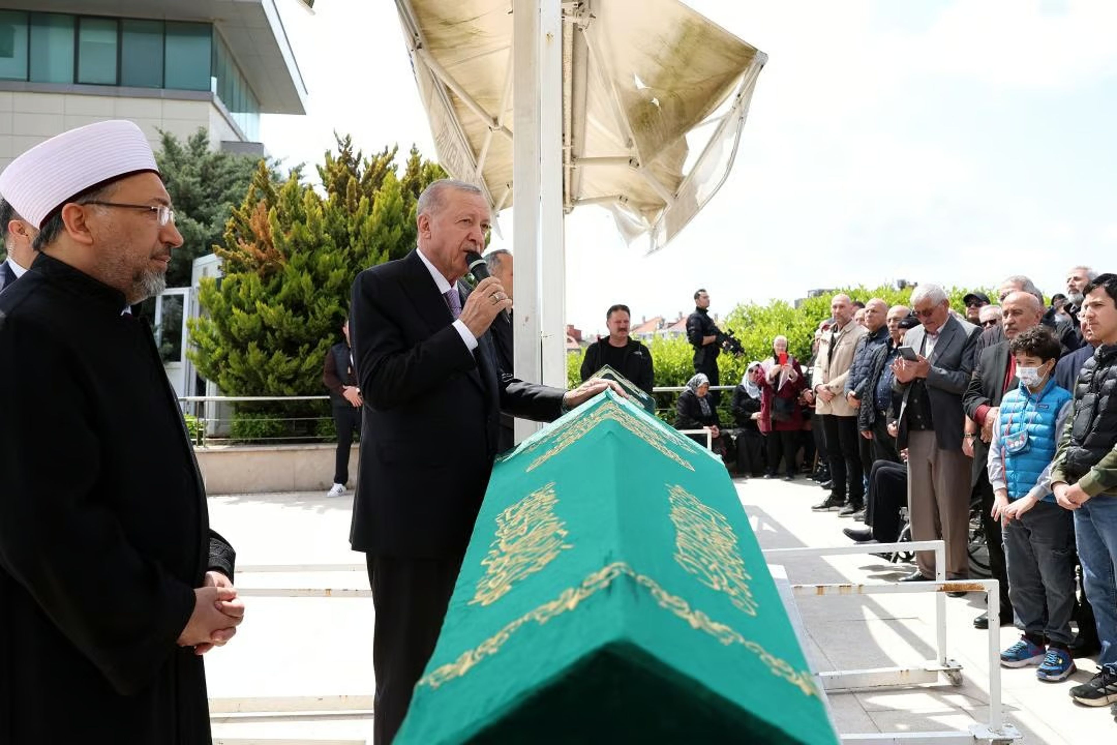Cumhurbaşkanı Erdoğan Arapça öğretmenini son yolculuğuna uğurladı