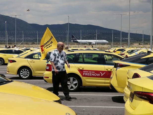Atina'da taksiciler greve çıktı