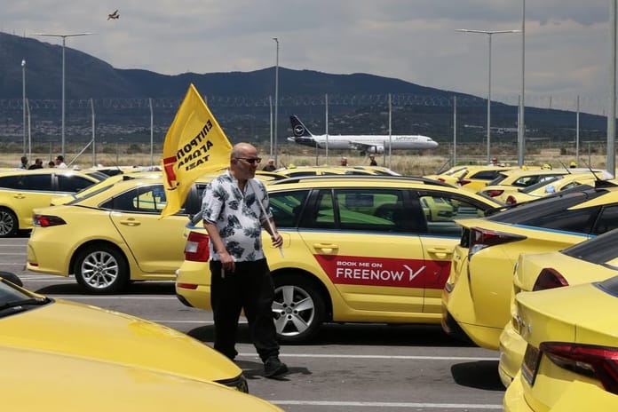 Atina'da taksiciler greve çıktı