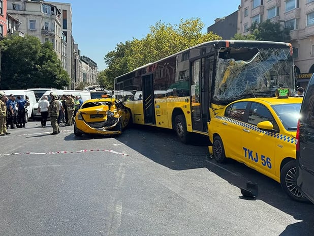 Beyoğlu'ndaki dehşet kaza kamerada: Şoför direksiyon başında ayağa kalktı!
