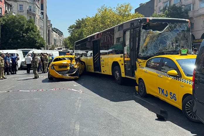 Beyoğlu'ndaki dehşet kaza kamerada: Şoför direksiyon başında ayağa kalktı!