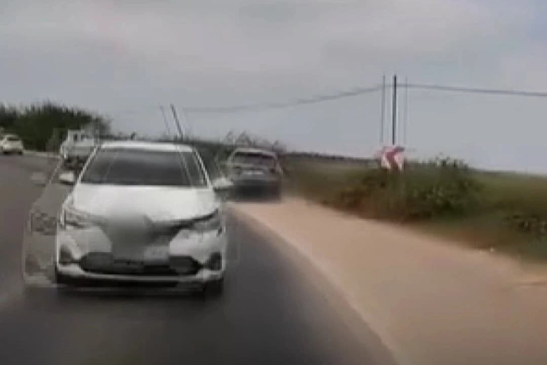 Viraja hızlı girdi, kaza yaptı