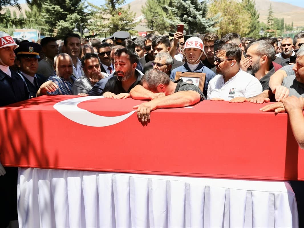 Şehit Uzman Çavuş Ümit Üzüm son yolculuğuna uğurlandı