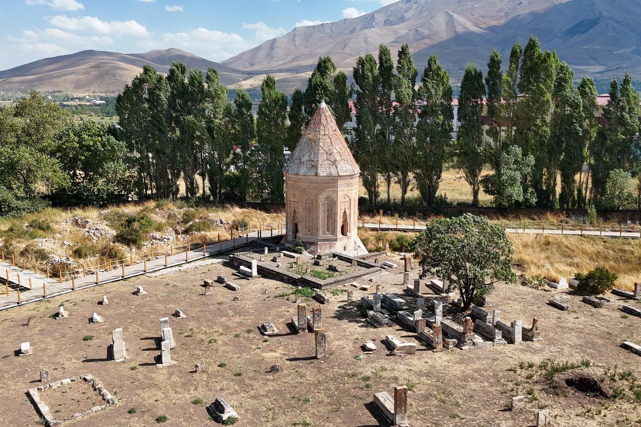 Tarihi Selçuklu Mezarlığı ve Halime Hatun Kümbeti’nde çalışmalar devam ediyor