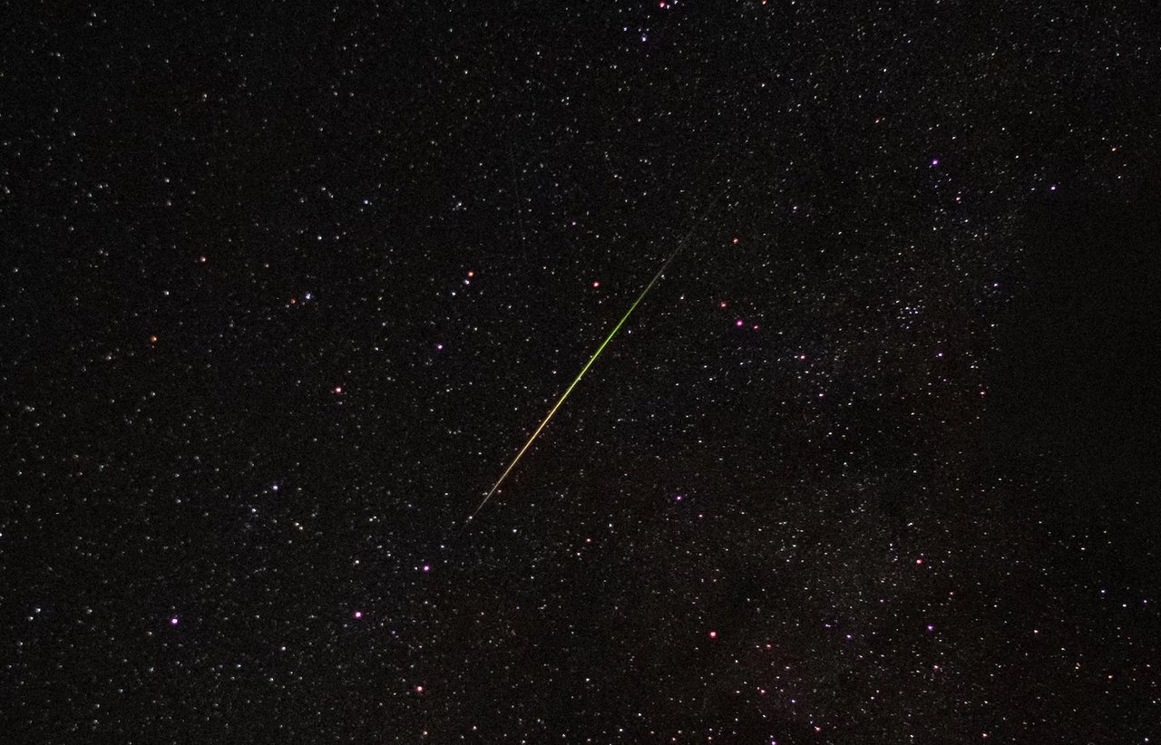İran'ın başkenti Tahran'ın güneydoğusundaki İsfahan ilinde, yıllık Perseid meteor yağmurunun zirvesi sırasında bir meteor gökyüzünde hareket ediyor, 13 Ağustos 2024.