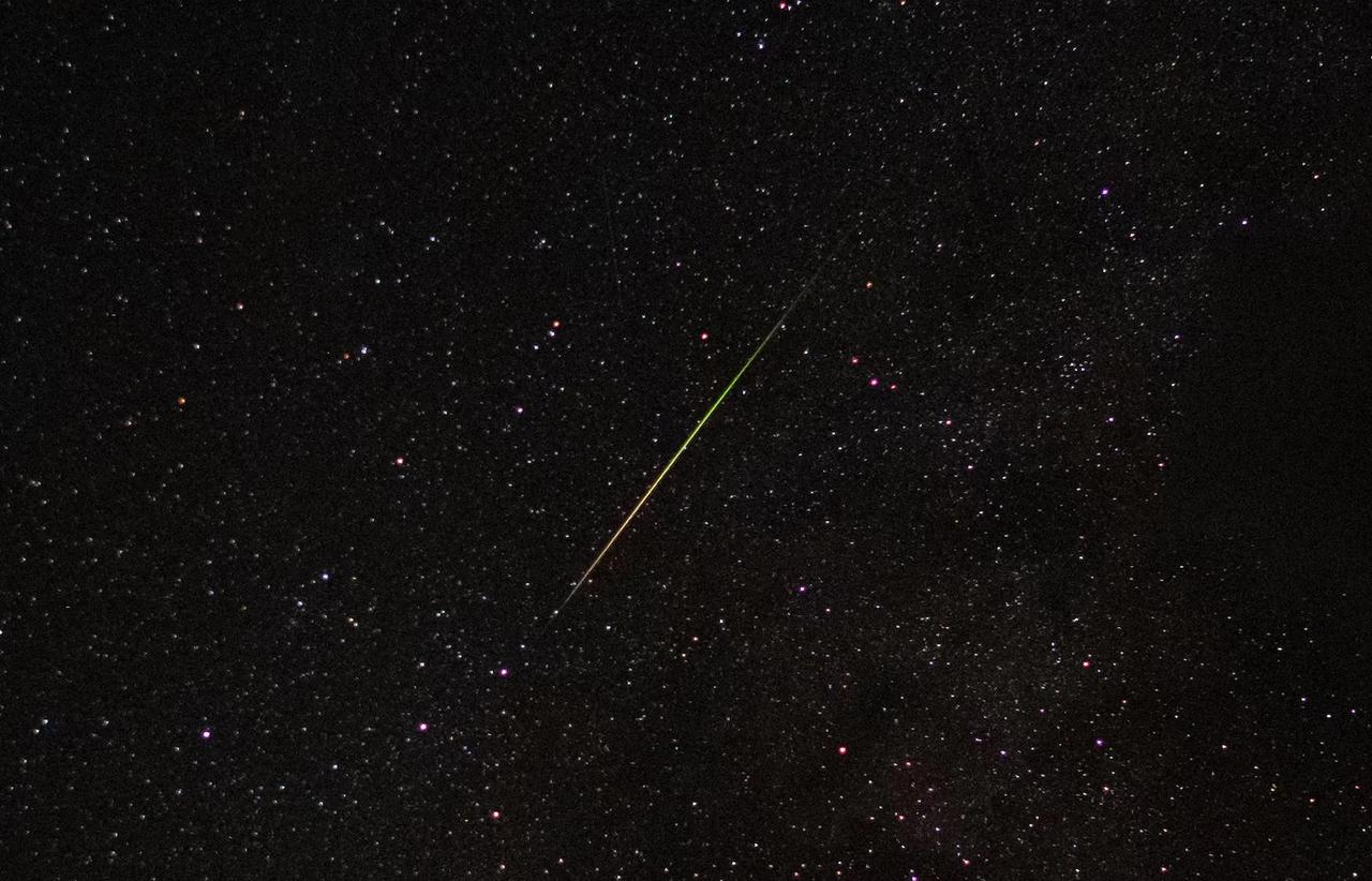 İran'ın başkenti Tahran'ın güneydoğusundaki İsfahan ilinde, yıllık Perseid meteor yağmurunun zirvesi sırasında bir meteor gökyüzünde hareket ediyor, 13 Ağustos 2024.